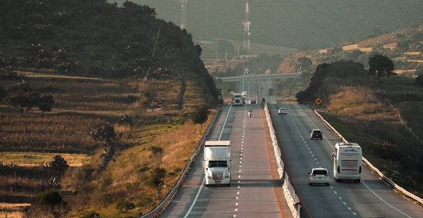 Alles über ablenkungen: wie sie die sicherheit im straßenverkehr gefährden können